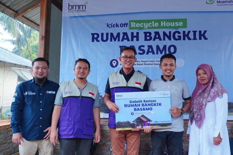 Direktur Operasi Bank Muamalat Awaldi (tengah) dan Direktur Eksekutif BMM Novi Wardi (kedua dari kiri) berfoto bersama warga penerima manfaat pembangunan rumah daur ulang di Pasaman, Sumatera Barat. Bank Muamalat dan BMM membangun 65 rumah di 2 jorong yang diberi nama Rumah Bangkik Basamo.  