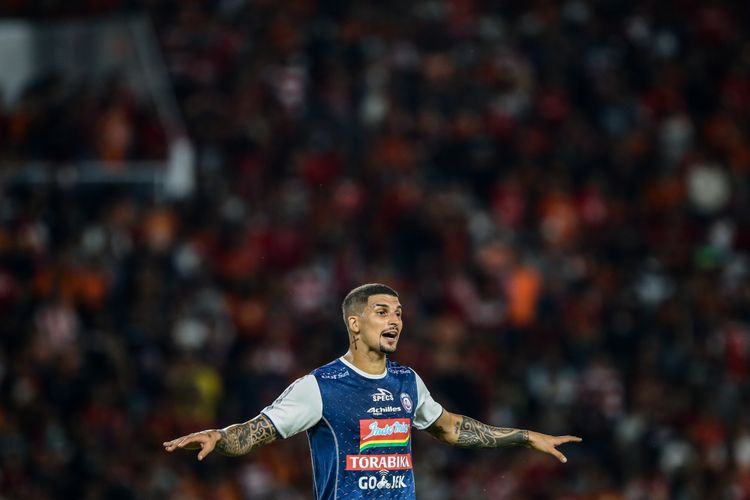 Pemain Arema FC Arthur berekspresi saat Liga 1 di Stadion Utama Gelora Bung Karno, Jakarta, Sabtu (31/3/2018). Persija menang dengan skor 3-1.
