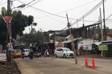 Warga Beji, Depok Keluhkan Kabel Menggantung di Tengah Jalan