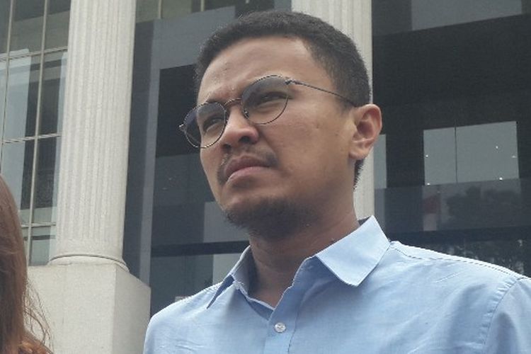 Wakil Sekjen PAN Faldo Maldini (kanan) bersama politikus PSI Tsamara Amany dan Dara Nasution di Gedung Mahkamah Konstitusi, Senin (23/9/2019).