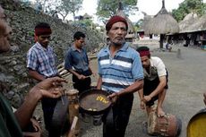 Gotong Royong Masyarakat Kampung Bena Menjaga Tradisi Leluhur