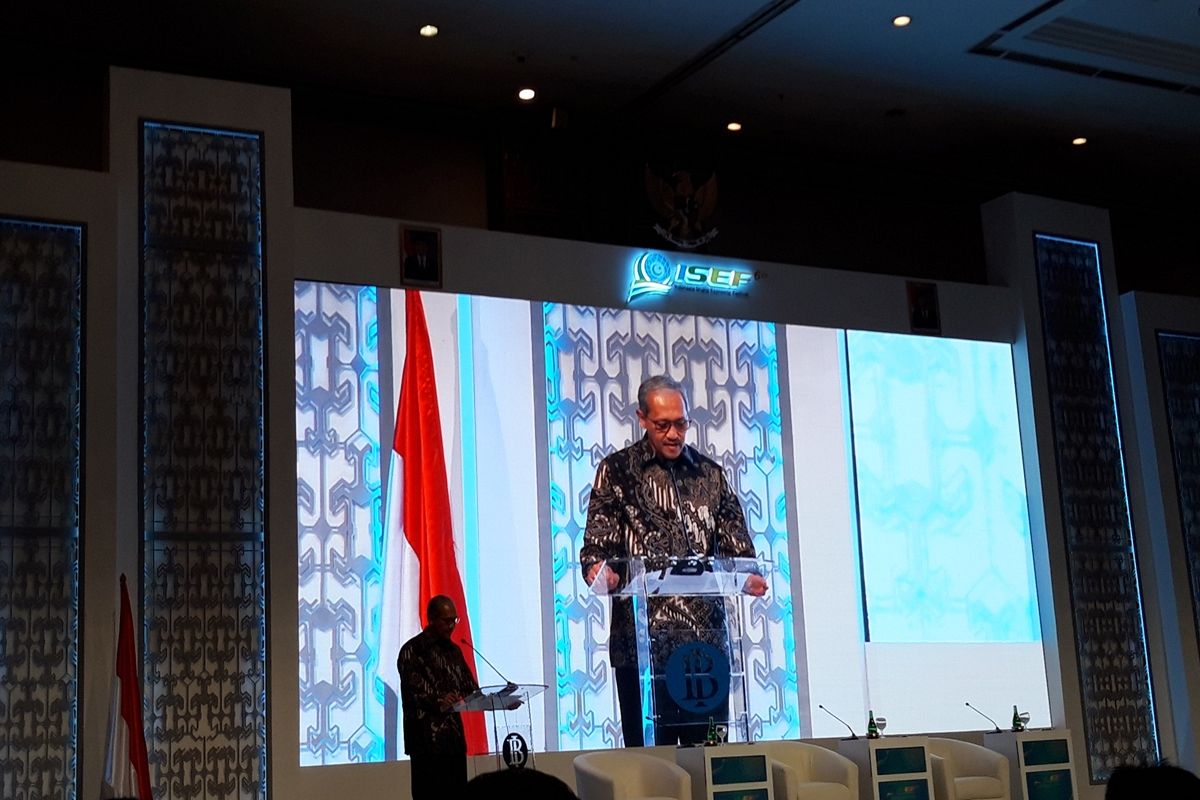 Deputi Gubernur Bank Indonesia (BI) Dody Budi Waluyo ketika memberi sambutan dalam acara Indonesia Sharia Economic Festival (ISEF) di Jakarta, Selasa (12/11/2019).