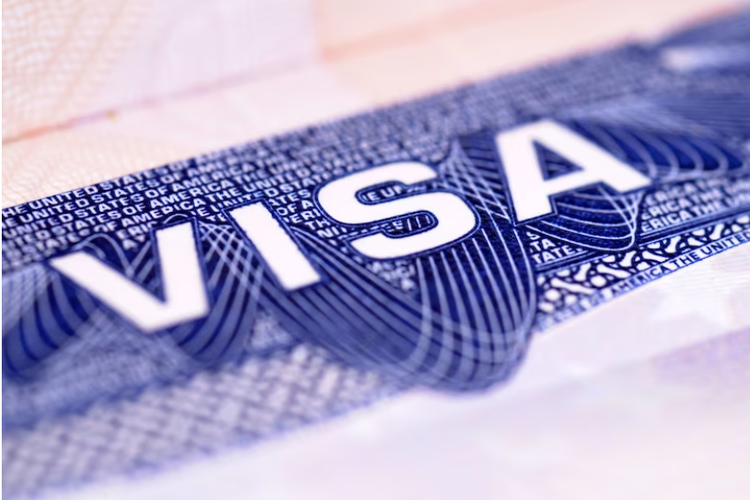 Golden visa adalah visa yang diberikan sebagai dasar pemberian izin tinggal dalam jangka waktu 5 sampai 10 tahun dalam rangka mendukung perekonomian