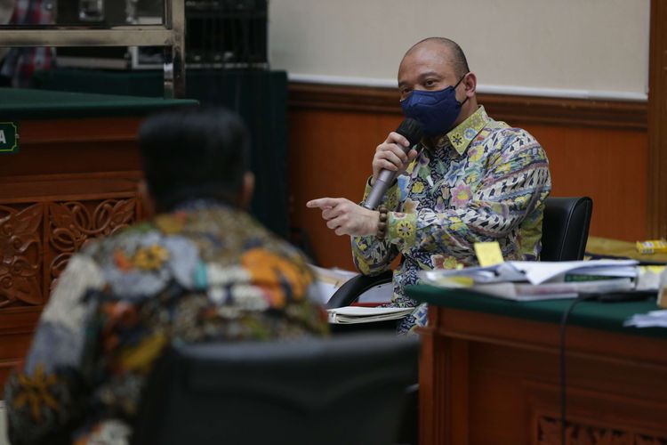 Terdakwa kasus peredaran narkotika jenis sabu Irjen Teddy Minahasa menyampaikan pertanyaan pada saksi ahli BNN Komjen Pol (Purn) Ahwil Loetan di Pengadilan Negeri Jakarta Barat, Senin (6/3/2023). Jaksa penuntut umum (JPU) menghadirkan dua ahli dalam sidang kali ini.