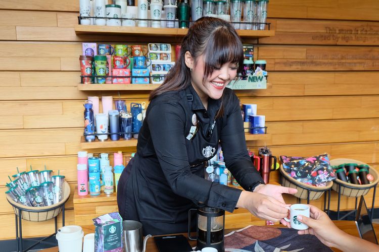 Asri Alyani, salah satu barista teman Tuli di Starbucks Signing Store Tata Puri, menyajikan kopi Sumatera dengan cara French Press. Tak sekadar menyajikan, ia juga fasih menjelaskan asal-usul kopi dan cara terenak menyesap kopi ini.