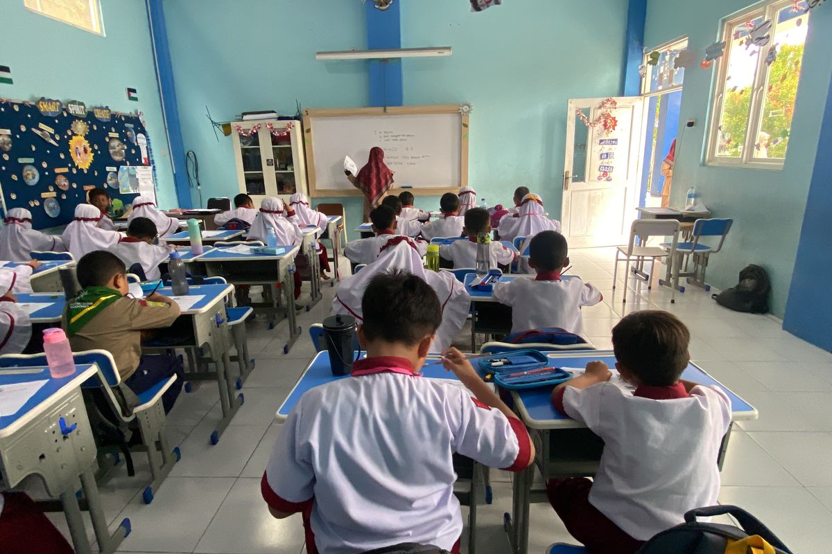 Siswa SD Muhammadiyah 4 Zamzam Sidoarjo saat menerima pelajaran, Senin (4/12/2023)