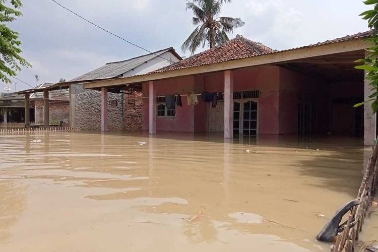 Desa Karangligar, Kecamatan Telukjambe Barat, Kabupaten Karawang dan beberapa wilayah lainnya terendam banjir akibat meluapnya Sungai Citarum dan Cibeet, Senin (5/12/2022).