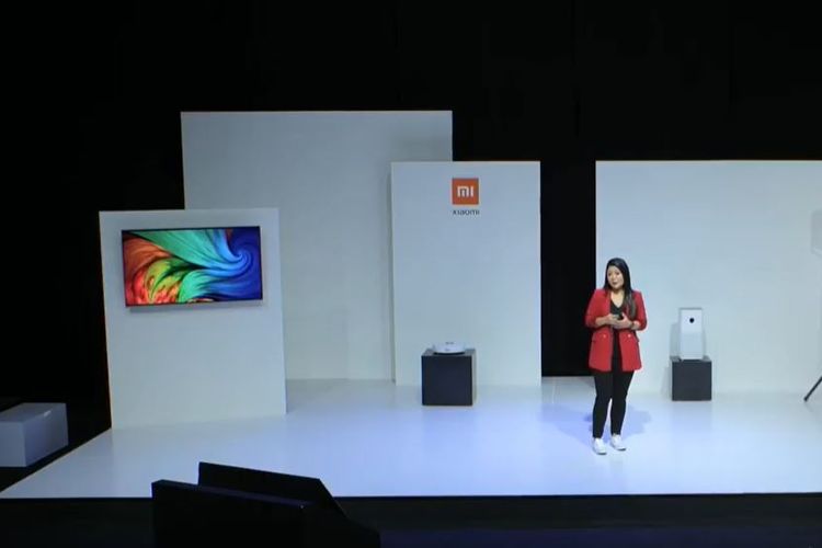 Head of Public Relations Xiaomi Indonesia, Stephanie Sicilia, memperkenalkan Mi TV 4 Bezel-less Edition, dalam sebuah acara virtual, Selasa (8/12/2020).