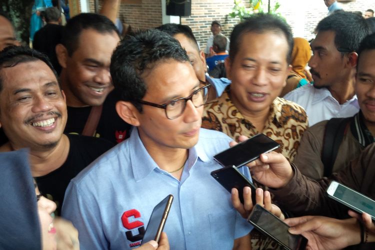 Cawapres nomor urut 02 Sandiaga Salahuddin Uno saat bersilaturahmi ke kampung batik Laweyan Jalan Sidoluhur Laweyan, Solo, Jawa Tengah, Selasa (5/2/2019).