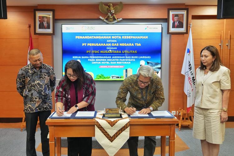 General Manager Sales and Operation Region III PGN, Hedi Hedianto bersama President Director PT ITDC Nusantara Utilitas (INU) AA Istri Ratna Dewi menunjukkan dokumen penandatanganan Nota Kesepahamaman Kerja Sama Pengembangan Jaringan Gas (Jargas) di kawasan KEK Mandalika awal September 2024 lalu.