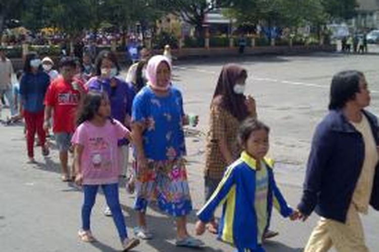 Ratusan pengungsi menuju ke tempat Pengungsian GOR Ganesha Kota Batu, jelang Presiden SBY akan datang. Sebelumnya hanya korban tertentu yang boleh temui SBY.Selasa (18/2/2014).