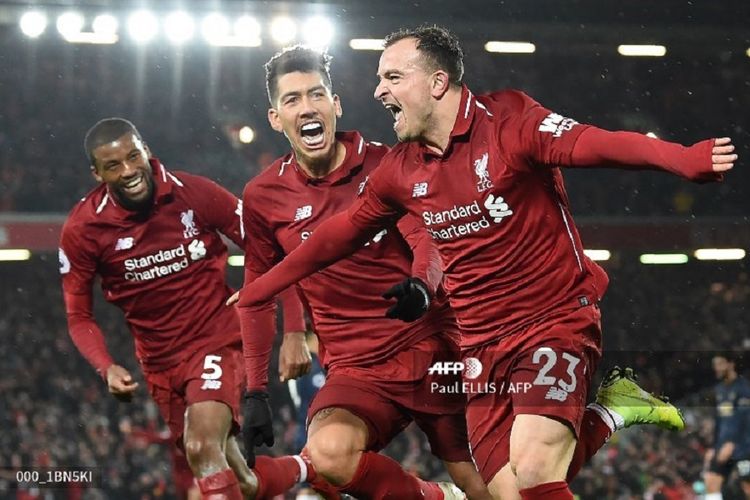 Xherdan Shaqiri merayakan golnya bersama Roberto Firmino pada laga Liverpool vs Manchester United di Stadion Anfield dalam lanjutan Liga Inggris, 16 Desember 2018. 