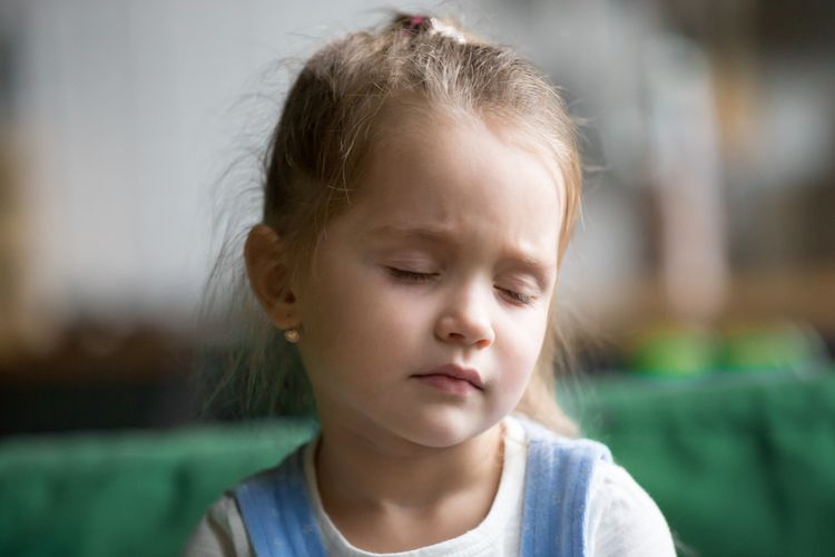 Ilustrasi anak sakit. Anak-anak dapat mengalami ginjal bocor atau yang disebut sindrom nefrotik. Ini umum menyebabkan anak mengalami kelelahan ekstrem serta pembengkakan di kaki, perut, dan mata anak.