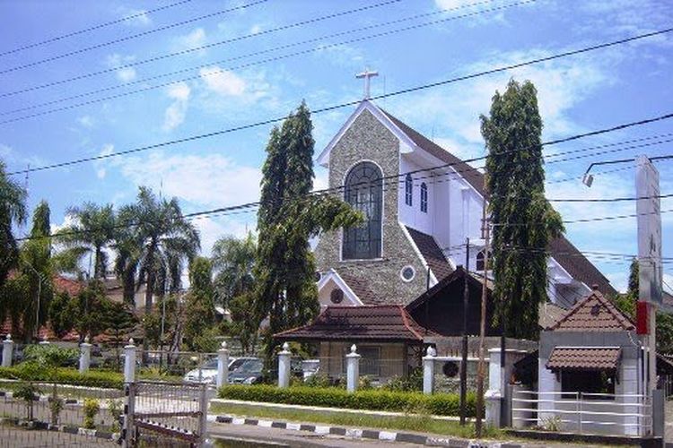 Gereja St Fransiskus Xaverius yang juga dikenal sebagai Gereja Kidul Loji atau Gereja Londo adalah gereja tertua di Yogyakarta.