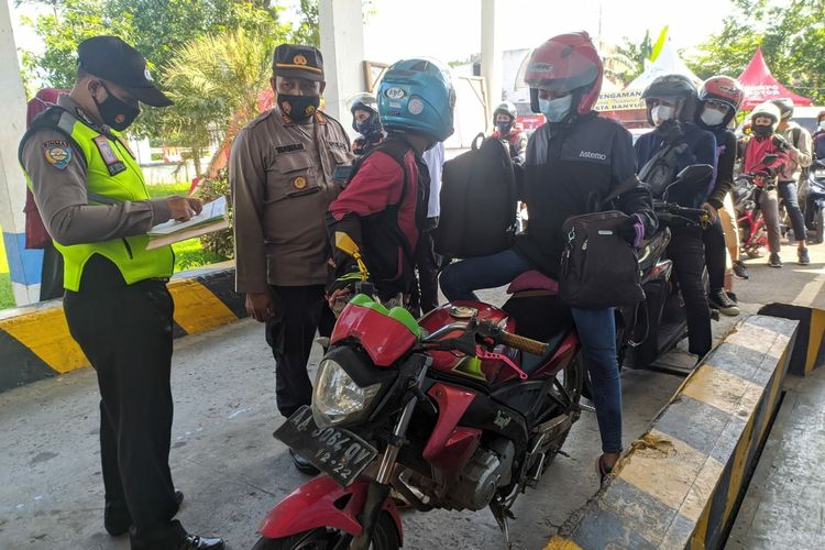 Penyekatan pada saat arus mudik di Ajibarang, Kabupaten Banyumas, Jawa Tengah.