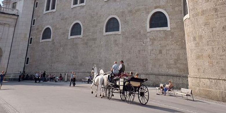 Residenzplatz Arches di Salzburg, Austria. Salzburg memang terkenal sebagai salah satu tujuan wisata populer di Austria.