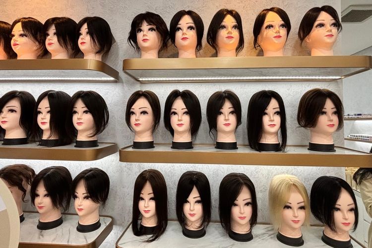 Pilihan wig rambut dengan berbagai model yang terbuat dari 100 persen rambut manusia di salon Beauty Crown Jakarta.