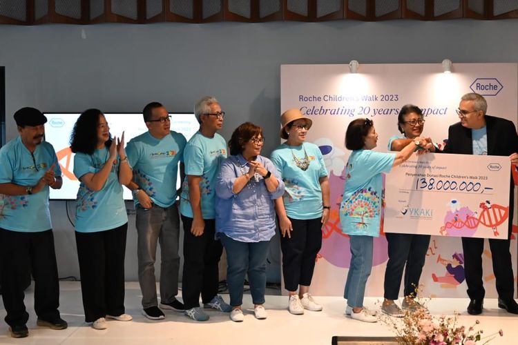 Penyerahan donasi dari karyawan PT.Roche Indonesia untuk Yayasan Kasih Kanker Anak Indonesia di Jakarta (27/6/2023).
