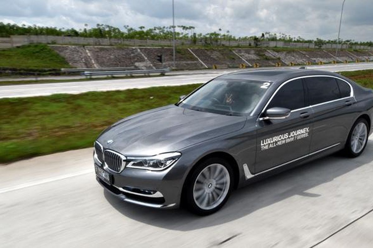 Test Drive BMW Seri 7, tenaganya mengesankan.