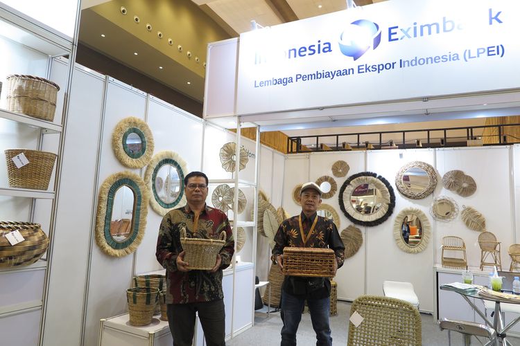 H. Utomo dan Heriyanto , Pengurus dan Ketua Koperasi Produsen Kriya Sejahtera, Bojonegoro di Pameran IFEX 2024