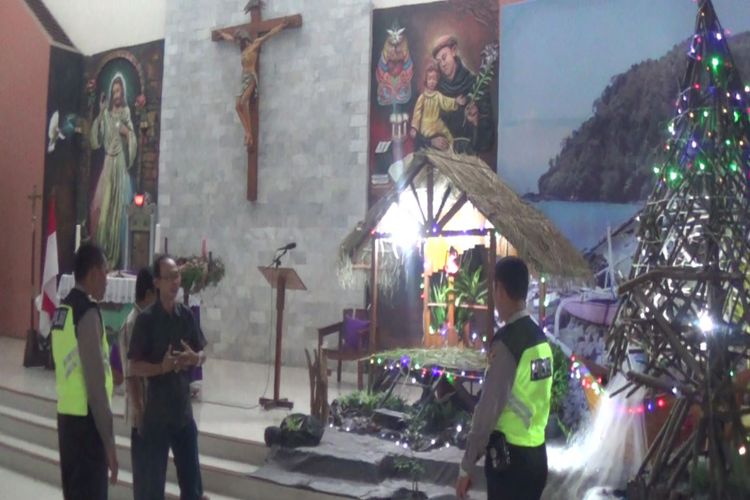 Anggota polisi dari Polres Kendal saat memeriksa Gereja Santo Antonius Padua 