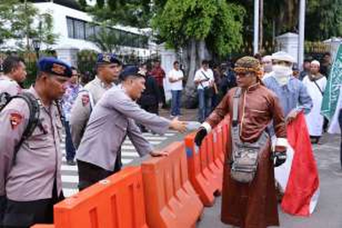 Sejumlah aparat kepolisian berjaga di Jalan Veteran, Jakarta Pusat, Jumat (4/11/2016). Massa menggelar aksi menuntut Polri untuk menegakkan hukum dan memproses Basuki Tjahaja Purnama atau Ahok terkait pernyataannya yang dinilai menyinggung umat muslim di Indonesia.
