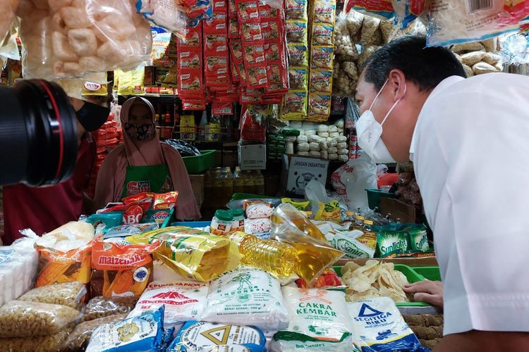 Menteri Perdagangan Muhammad Lutfi meninjau langsung harga dan pasokan barang kebutuhan pokok di Pasar Kebayoran Lama, Jakarta, Rabu (9/3/2022). 