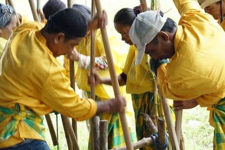 Mappadendang dalam rangka Pesta Panen di Kecamatan Bacukiki, Kota Parepare, Sulsel. 