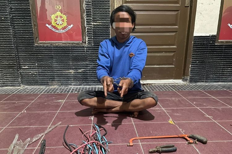 RI alias Wandi (37), pelaku pencuri kabel di areal Blok Rokan saat diamankan di Satreskrim Polres Bengkalis, Riau, Senin (13/3/2023).