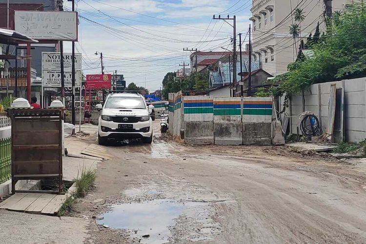 Pengerjaan proyek IPAL di Kecamatan Sukajadi, Kota Pekanbaru, Riau, mengganggu aktifitas lalu lintas, Jumat (1/10/2021).