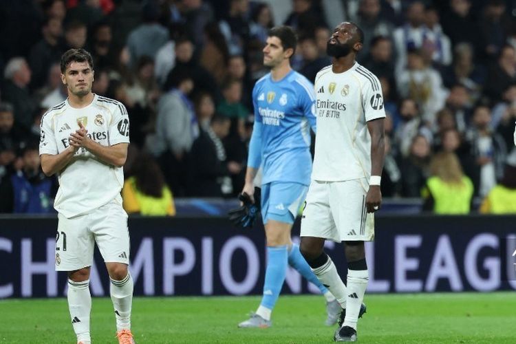 Para pemain Real Madrid bereaksi setelah pertandingan pekan ke-6 Liga Champions antara Real Madrid CF dan Manchester City di Stadion Santiago Bernabeu di Madrid pada 10 Desember 2025.