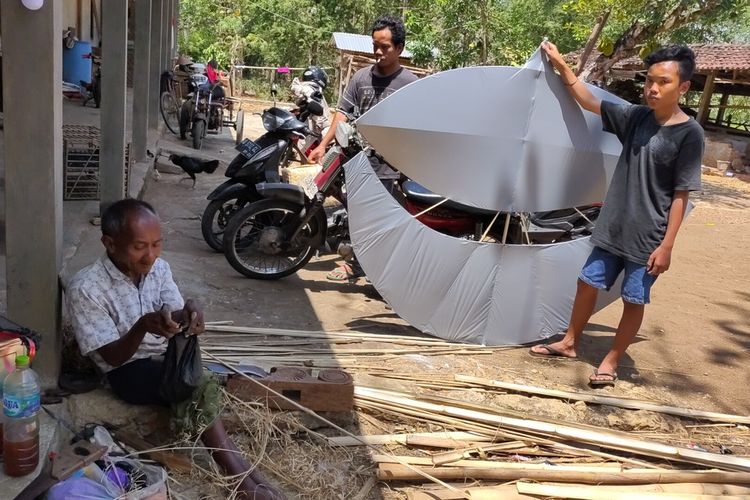 Waqirin dan layang-layang perak yang dibikinnya. Dengan keahlian membuat kerajinan dari bambu, ia membuka usaha  mandiri produksi layang-layang di rumah sendiri pada Pedukuhan Taruban, Kalurahan Tuksono, Kapanewon Sentolo, Kulon Progo, DI Yogyakarta.