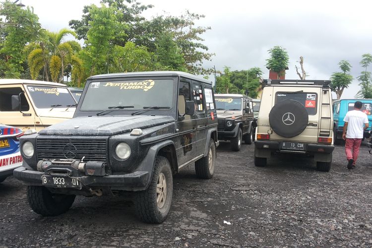 Sejumlah mobil Mercedes G-Wagen milik anggota komunitas Mercedes Jip Indonesia yang mengikuti turing di Banyuwangi dan Bali pada 8-12 Desember 2017.