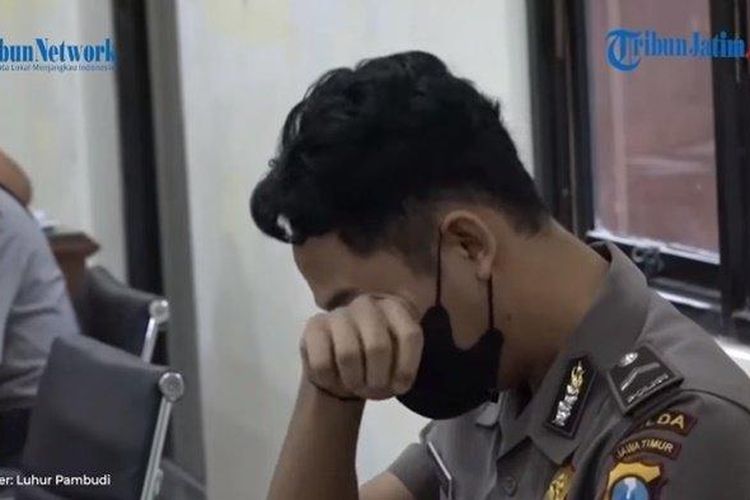 Bripda Randy Bagus menangis di ruang sidang setelah resmi dipecat, terancam 5 tahun penjara karena paksa Novia Widyasari aborsi. 