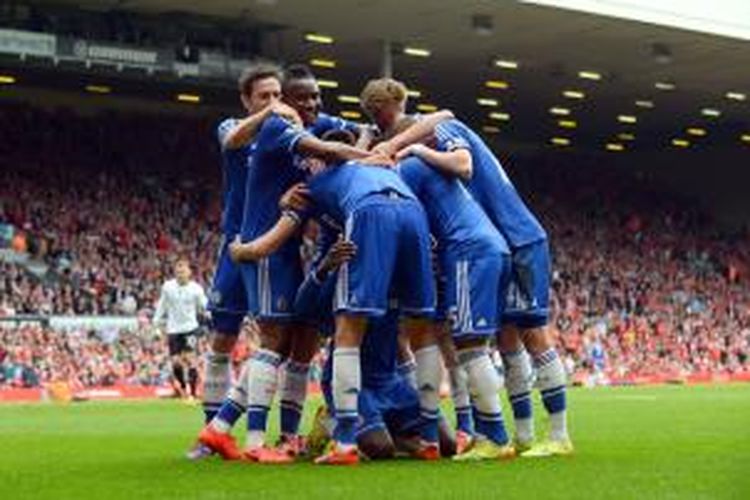 Pemain Chelsea merayakan gol rekannya, Demba Ba, dalam pertandingan lanjutan Premier League di Stadion Anfield, Minggu (27/4/2014). 