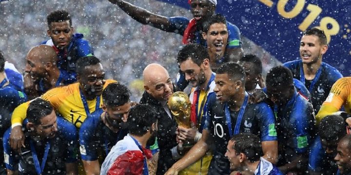 Presiden FIFA, Gianni Infantino, menyerahkan trofi juara dunia kepada kapten timnas Perancis, Hugo Lloris, seusai final Piala Dunia 2018 di Stadion Luzhniki, 15 Juli 2018. 