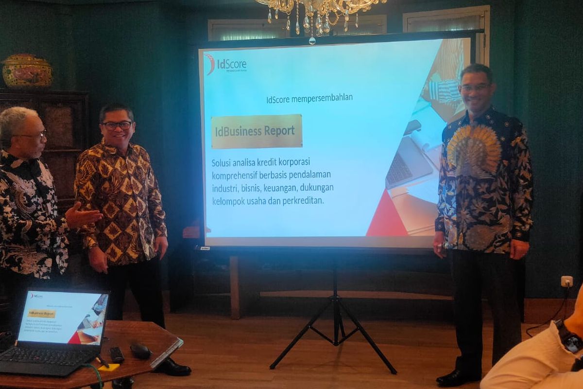 (Kiri-kanan) Direktur Teknologi Informasi IdScore Anis Radianis, Direktur Utama IdScore Yohanes Arts Abimanyu, dan Direktur Perseroan IdScore Wahyu Trenggono saat IdScore Editor Luncheon di Meradelima Resto, Jakarta, Kamis (29/9/2022).