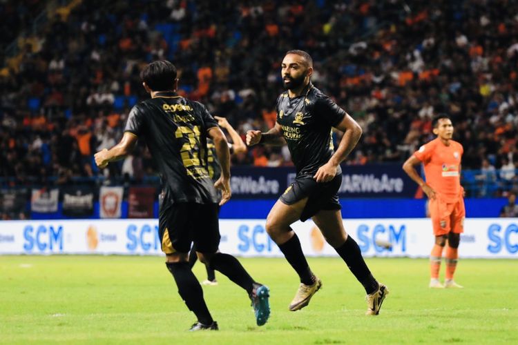 Pemain asing Madura united Dalberto Belo selebrasi usai menjelbol gawang Borneo FC saat laga leg kedua championship series Liga 12023-2024 yang berakhir dengan skor 2-3 (agregat 2-4) di Stadion Batakan Balikpapan, Minggu (19/5/2024) malam.