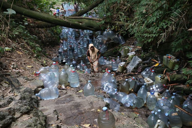 Saat Warga Gunung Batur Cilegon Rela Menginap di Lembah demi Setetes Air Bersih