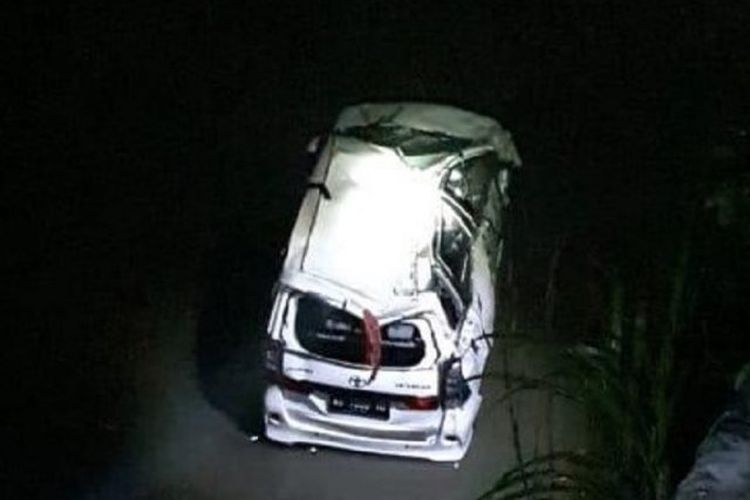 Kondisi mobil yang terjebur ke sungai di Kabupaten Blitar, Jawa Timur, Selasa (11/2/2020) malam. Kecelakaan berawal saat memasuki jalan umum Desa Sumberagung, Kecamatan Gandusari, Kabupaten Blitar, menyebabkan seorang meninggal dunia dan lainnya luka-luka.