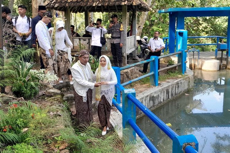 Menebar Harapan di Hari Pernikahan, Pengantin di Kulon Progo Lepas Ribuan Benih Ikan