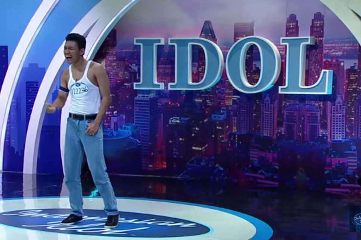 Peserta Indonesian Idol yang berpenampilan seperti Freddie Mercury saat mengikuti audisi 