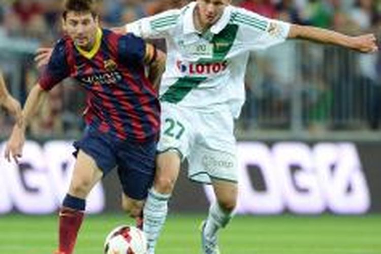 Bintang Barcelona, Lionel Messi, menyelamatkan timnya dari kekalahan saat melawan Lechia Gdanks di PGE Arena, Selasa (30/7/2013). 