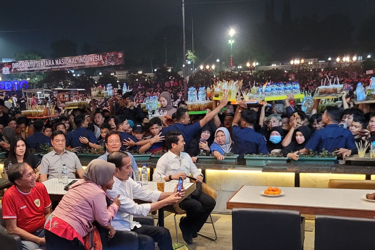 Jokowi Ikut Nobar Indonesia Vs Jepang di Alun-alun Purwokerto, Sempat Borong Es Teh