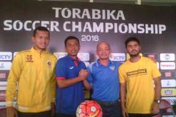 Perwakilan pemain dan pelatih Persegres Gresik United dan Sriwijaya FC, saat sesi jumpa pers, Sabtu (11/6/2016).