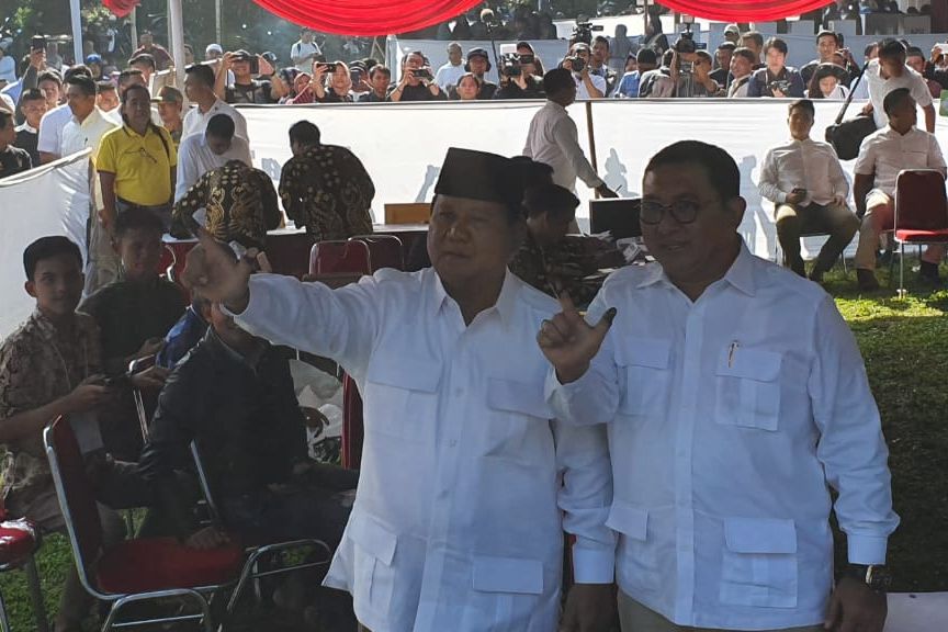 Pakai Baju Putih, Prabowo Nyoblos di Hambalang