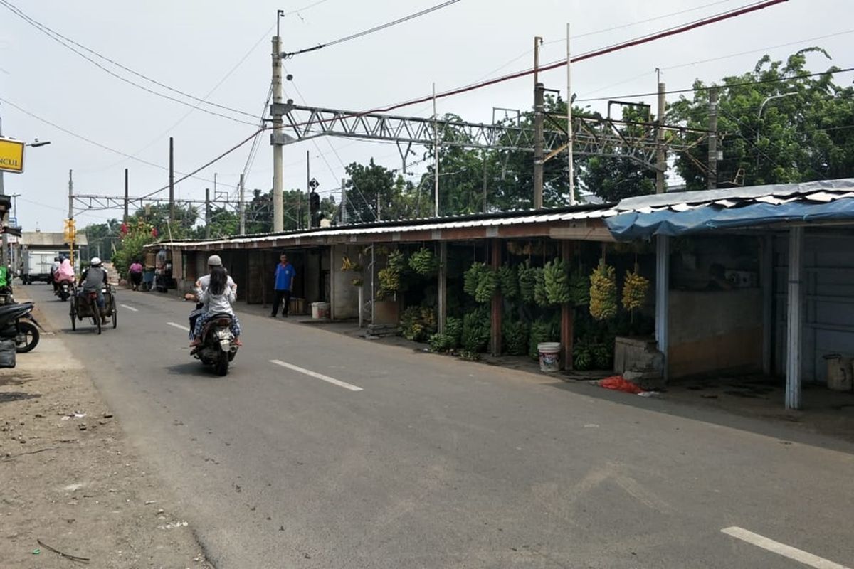 Deretan lapak pedagang pisang di Jalan Raya Pisangan Lama, Kelurahan Pisangan Timur, Kecamatan Pulogadung, Jakarta Timur, Minggu (24/11/2019).