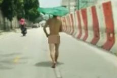Bikin Heboh, Lelaki Bugil Berpayung Jalan Kaki di Tengah Jalan