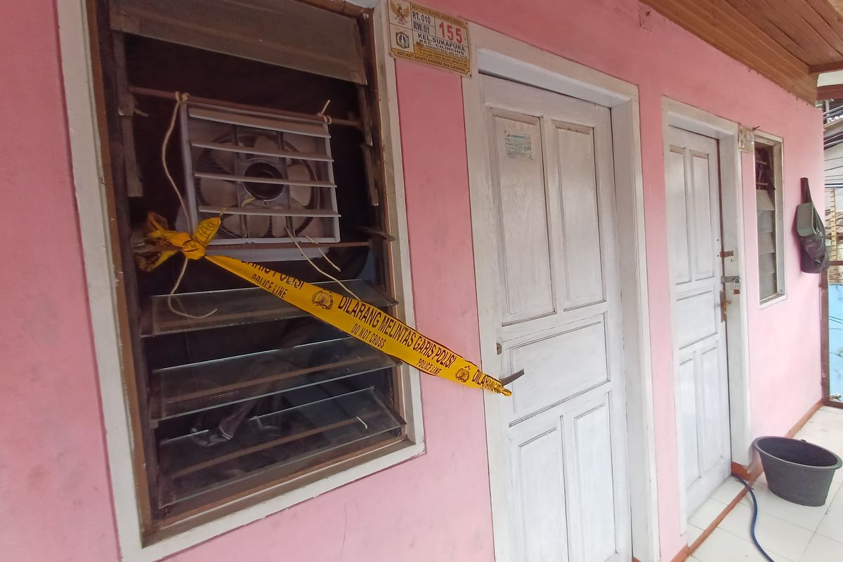 Rumah kontrakan yang merupakan tempat kejadian perkara (TKP) penemuan mayat berinisial AS (28) di Gang Lembang, RT 010/RW 001, Sukapura, Cilincing, Jakarta Utara pada Kamis (27/7/2022). 