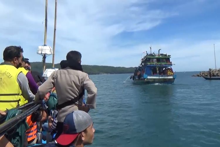 Petugas keamanan gabungan mengejar kapal nelayan yang Viral akibat perburuan lumba-lumba di perairan kabupaten Pacitan Jawa Timur, Minggu (09/01/2022).